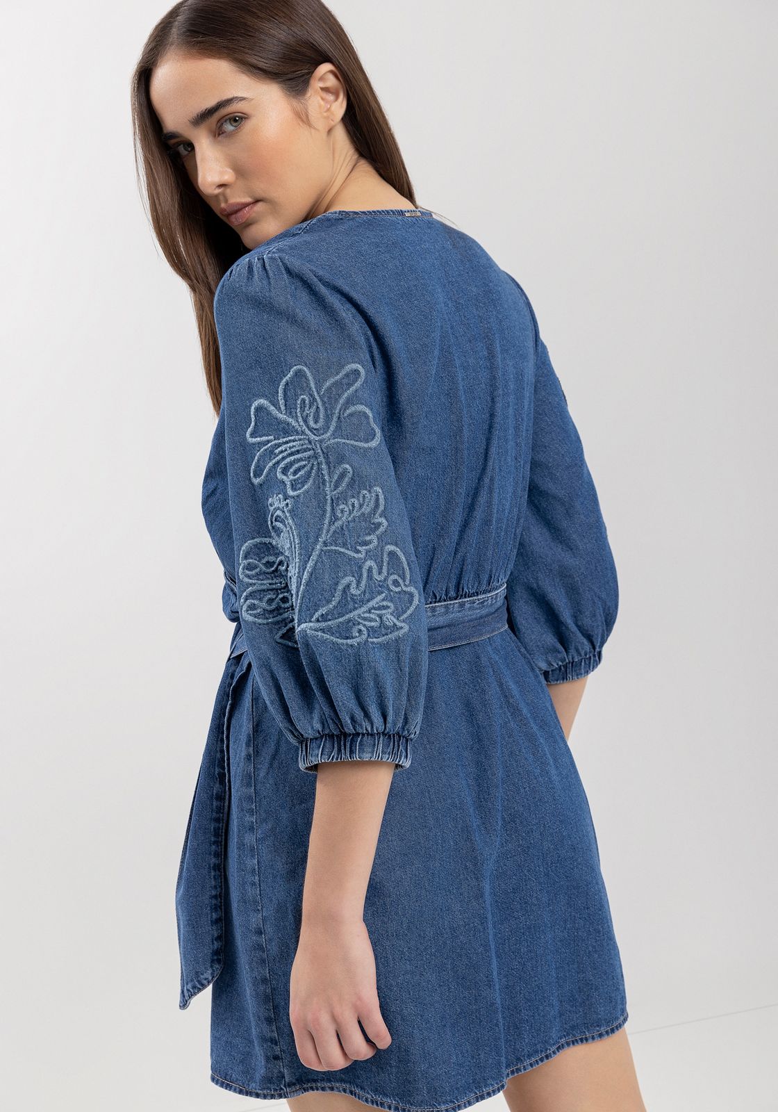 Vestido Curto Jeans Com Mangas Bufantes E faixa Ajustável - Imagem 2