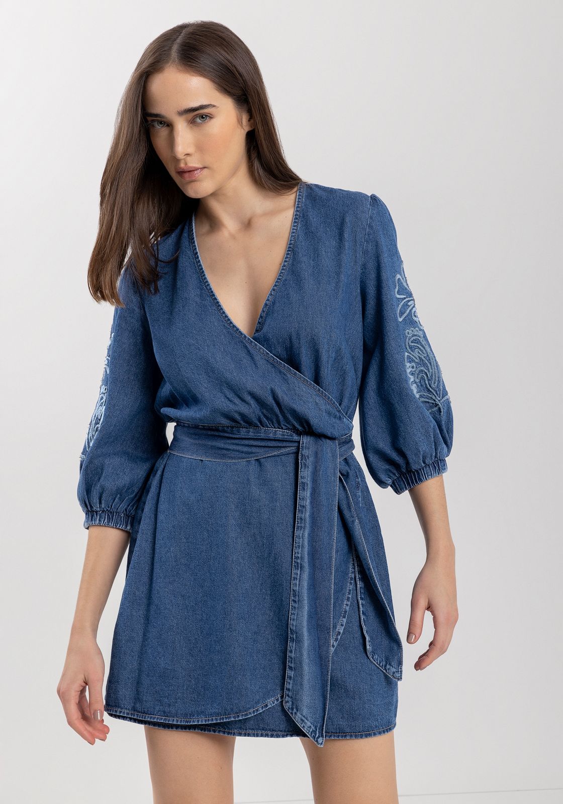 Vestido Curto Jeans Com Mangas Bufantes E faixa Ajustável