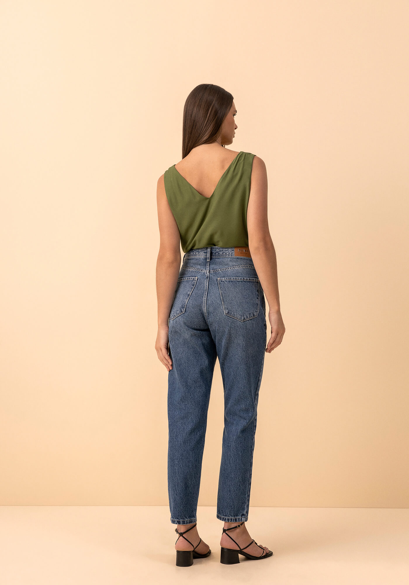 Calça Jeans Mom De Cintura Alta Com Bolsos E Passantes - Lez a Lez - Imagem 2